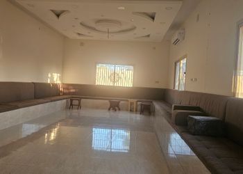 استراحة بمجلس وفناء خارجي 