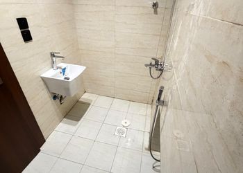 شقة بغرفة معيشة وغرفتين نوم 
