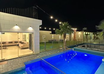 شاليه بجلسة تطل على مسبح خارجي 