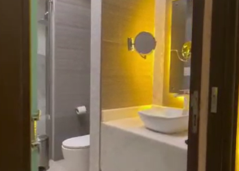 شاليه بمسطح اخضر وجلسة خارجية 