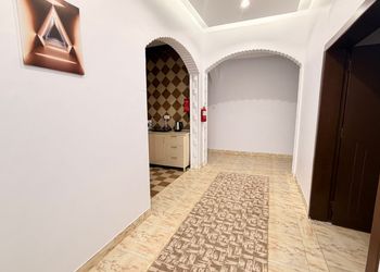 شقة بسرير ماستر و جلسة داخلية و خارجية 