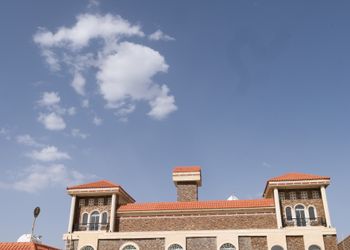 شقة بصالة وثلاث غرف نوم