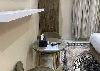 غرفة بسرير ماستر