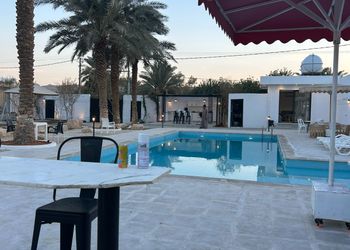 استراحة بمسبح خارجي وجلسة خارجية