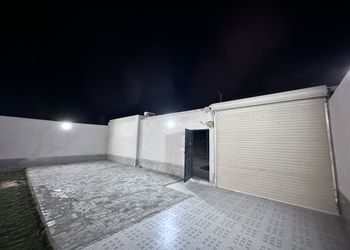 شاليه بمسطح اخضر وجلسة 