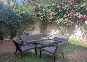 شاليه بجلسة خارجية وألعاب أطفال 