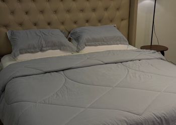 استديو بأثاث مريح وبسيط 