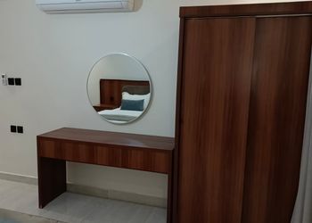 شقة بصالة وثلاث غرف نوم 