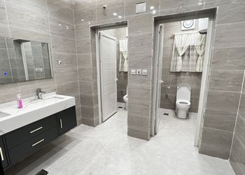 شاليه بمسبح خارجي ومسطح اخضر