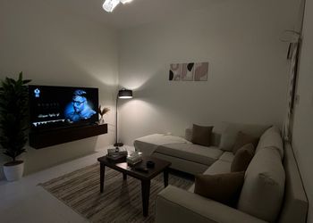 شقة بصالة أنيقة ودخول ذاتي