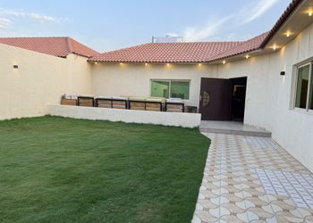 شاليه بمجلس ومسطح اخضر 