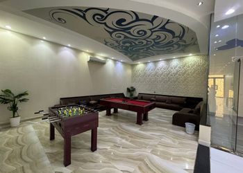 شاليه بجلسة تطل على مسبح داخلي 