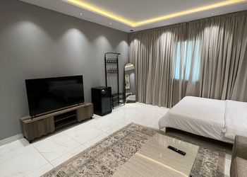 استديو بسرير ماستر وجلسة مريحة 