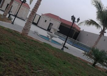 استراحة بمسطح اخضر و مسبح خارجي
