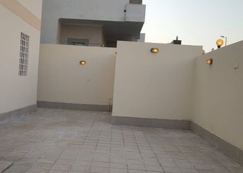 دور أرضي بمجلس وغرفتين نوم 