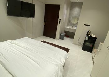 استديو بأثاث مريح وبسيط 