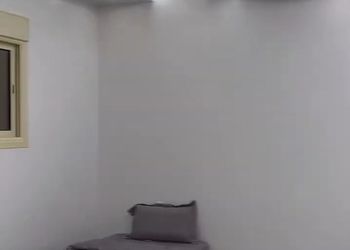 شاليه بجلسة خارجية ومسطح اخضر