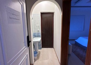 استديو بأثاث مريح وبسيط 