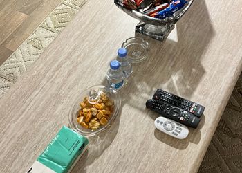 شقة بصالة مريحة وغرفة نوم 
