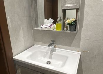 استديو بأثاث مريح وبسيط 