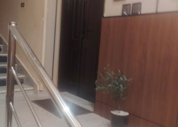شقة بغرفتين نوم و بأثاث مريح