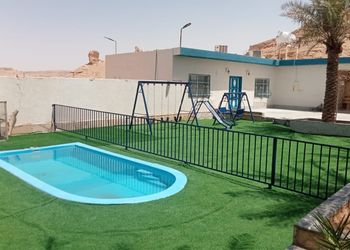 شاليه بمسطح اخضر وجلسة خارجية