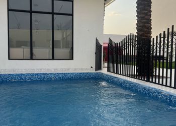 شاليه بجلسة خارجية ومسبح 