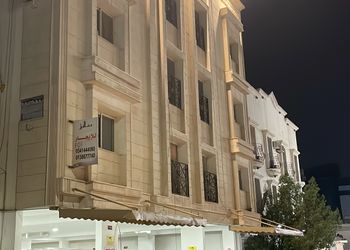 شقة بغرفة جلوس وغرفتين نوم 