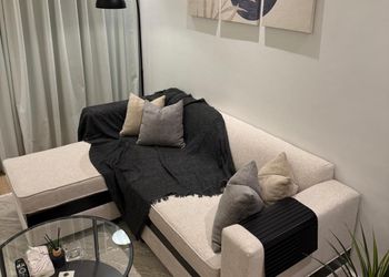 استديو بأثاث مريح وبسيط 