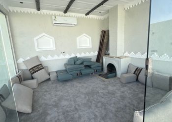 شاليه بمجلس وفناء خارجي