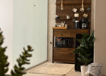 استديو بأثاث مريح وبسيط 