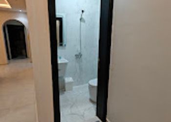شقة بصالة وثلاث غرف نوم 