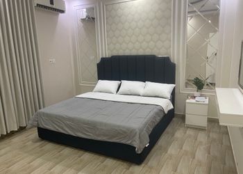 شاليه بجلسة خارجية ومسطح اخضر