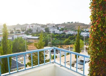 شالية ثلاث غرف نوم وصالة وبلكونه