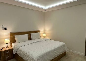 شاليه بصالة مطلة على العاب مائية