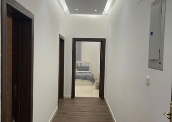 شقة بصالة وثلاث غرف نوم