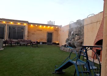 شاليه بمسطح اخضر وجلسة خارجية 