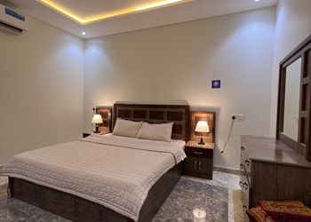 شاليه بمسطح اخضر وجلسة خارجية 