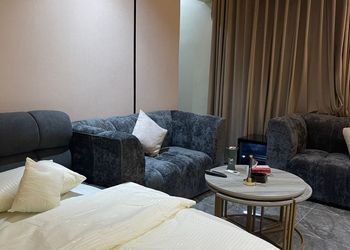 استديو بألوان مريحة وأثاث راقي