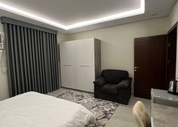 استديو بأثاث مريح وبسيط 