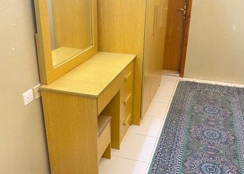 شقة بصالة جلوس وغرفتين نوم 