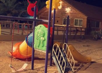 استراحةبجلسة خارجية وألعاب أطفال