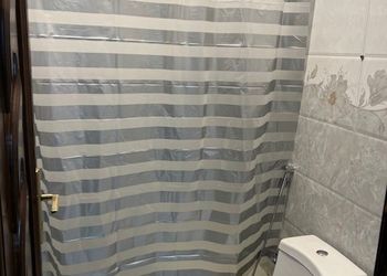 شقة بصالة وغرفتين نوم وبأثاث مريح