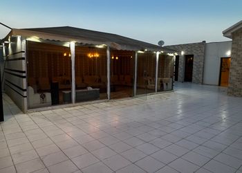 استراحة بمجالس واسعة وفناء خارجي