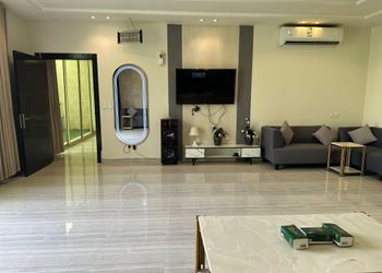 شاليه بجلسة خارجية ومسطح اخضر