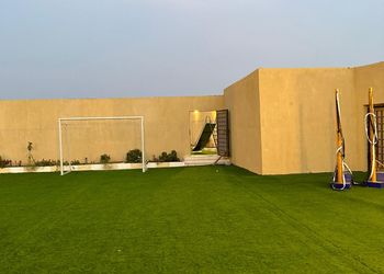 استراحة بمجلس وفناء خارجي 