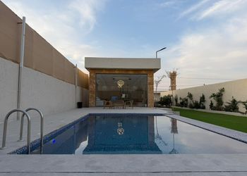 شاليه بمسطح اخضر وجلسة خارجية