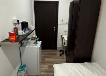 غرفة بسرير مريح وأثاث بسيط
