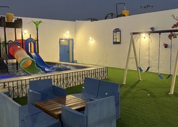 شاليه بجلسة تطل على مسبح خارجي 