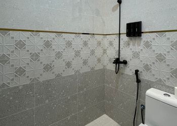 استوديو حديث بأريكة ودخول ذاتي